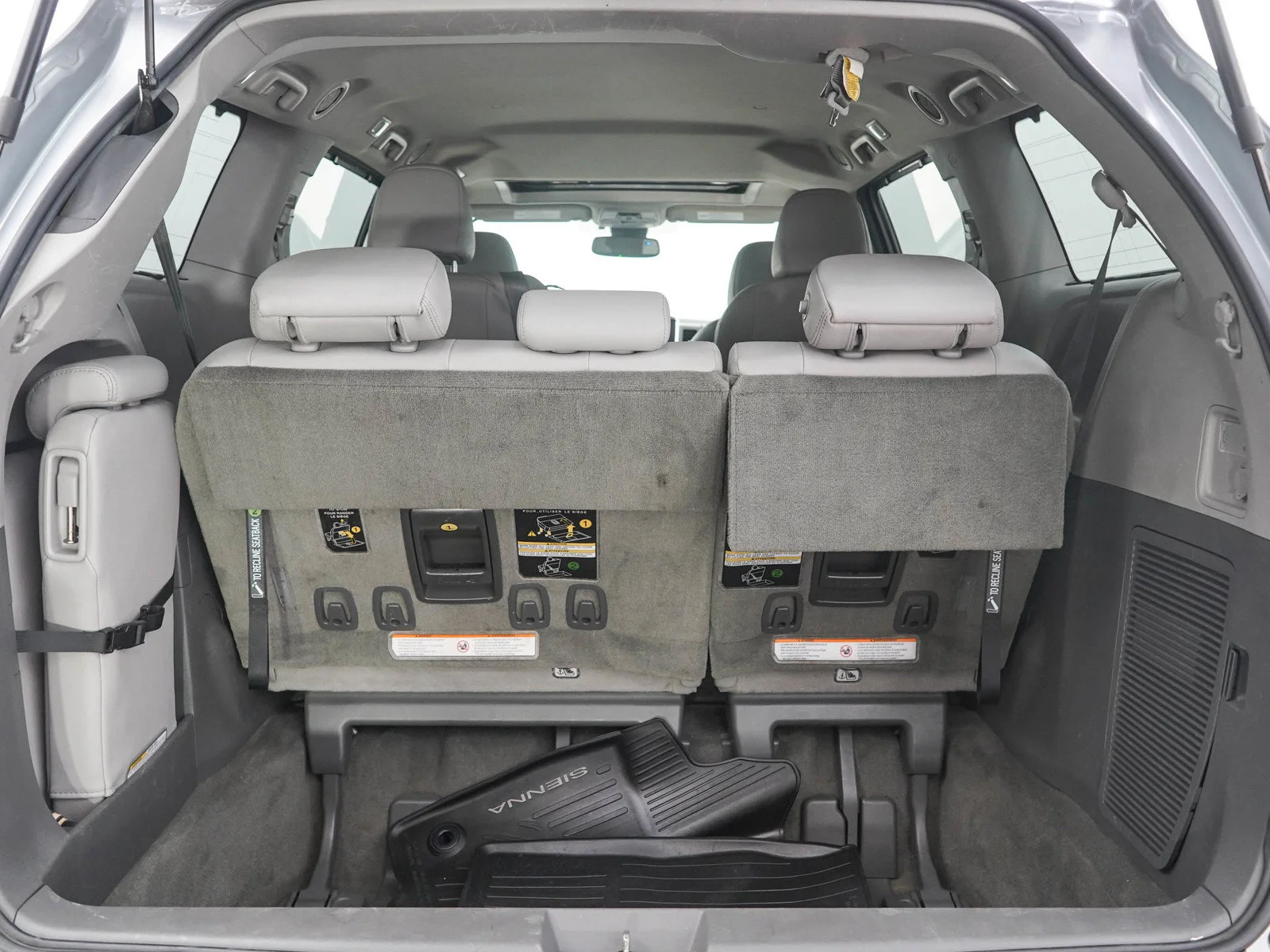 Used 2018 Silver Sky Metallic Toyota XLE Premium FWD 8-Passenger image 11