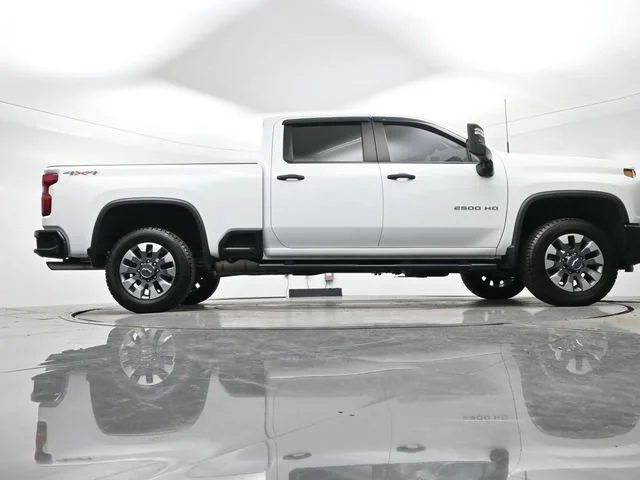 Used 2022 SUMMIT WHITE Chevrolet Custom image 27