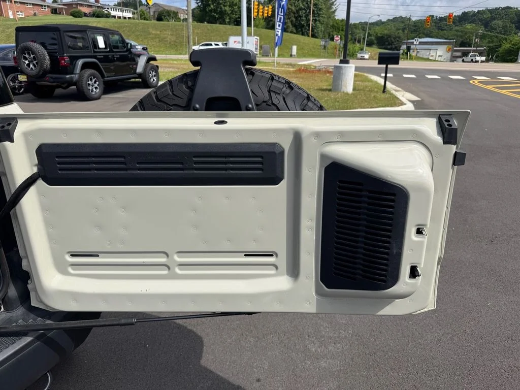 Used 2025 Beige Ford Badlands image 22