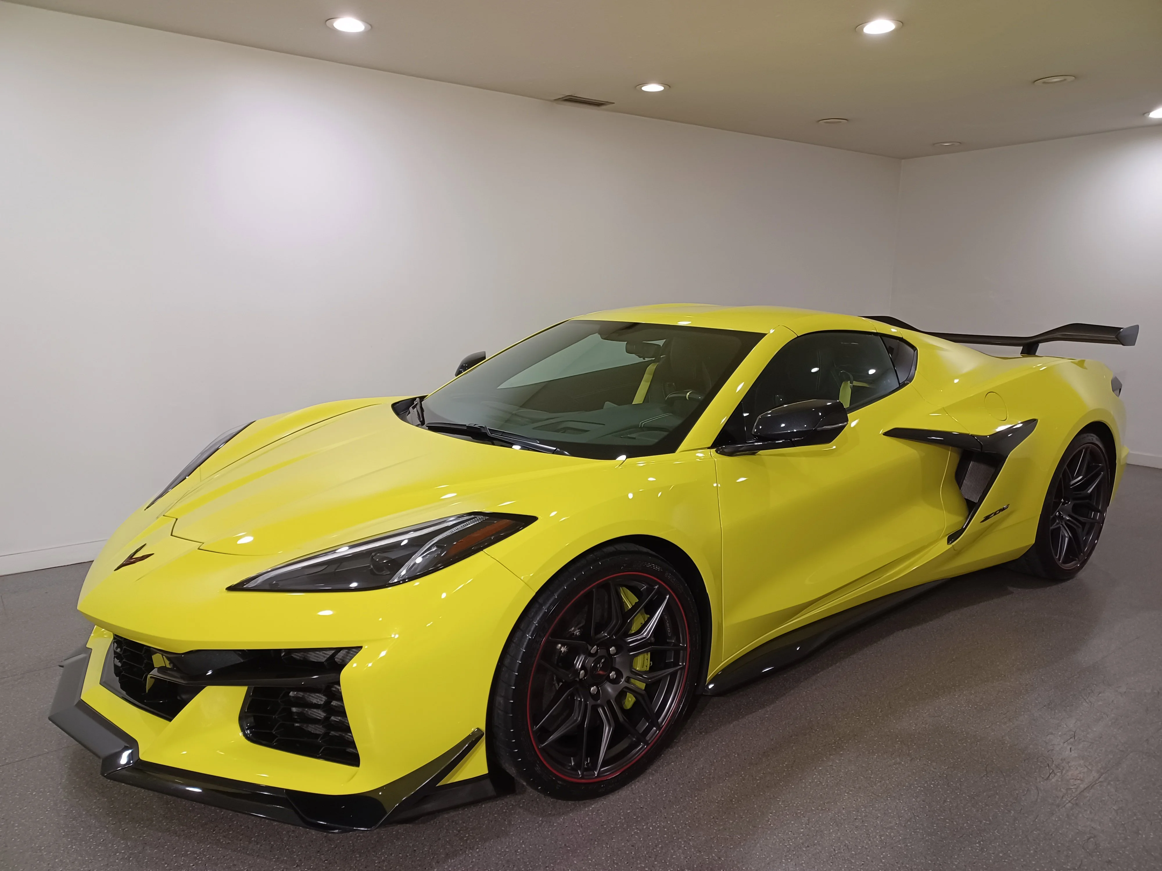 Certified Used 2023 Yellow Chevrolet Z06 3LZ*NO LUX TAX! | 670HP! | Carbon Ceramic Brakes | Z07 Suspension | High Wing Spoiler | Stealth image 2