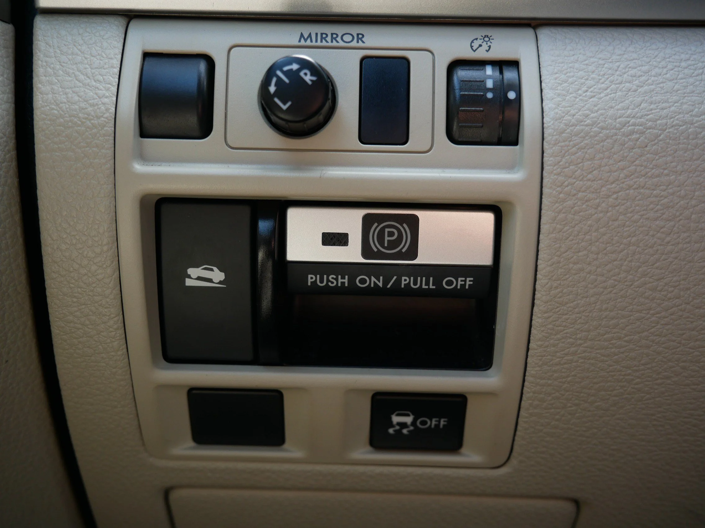 Used 2013 Satin White Pearl Subaru 2.5i Premium image 26