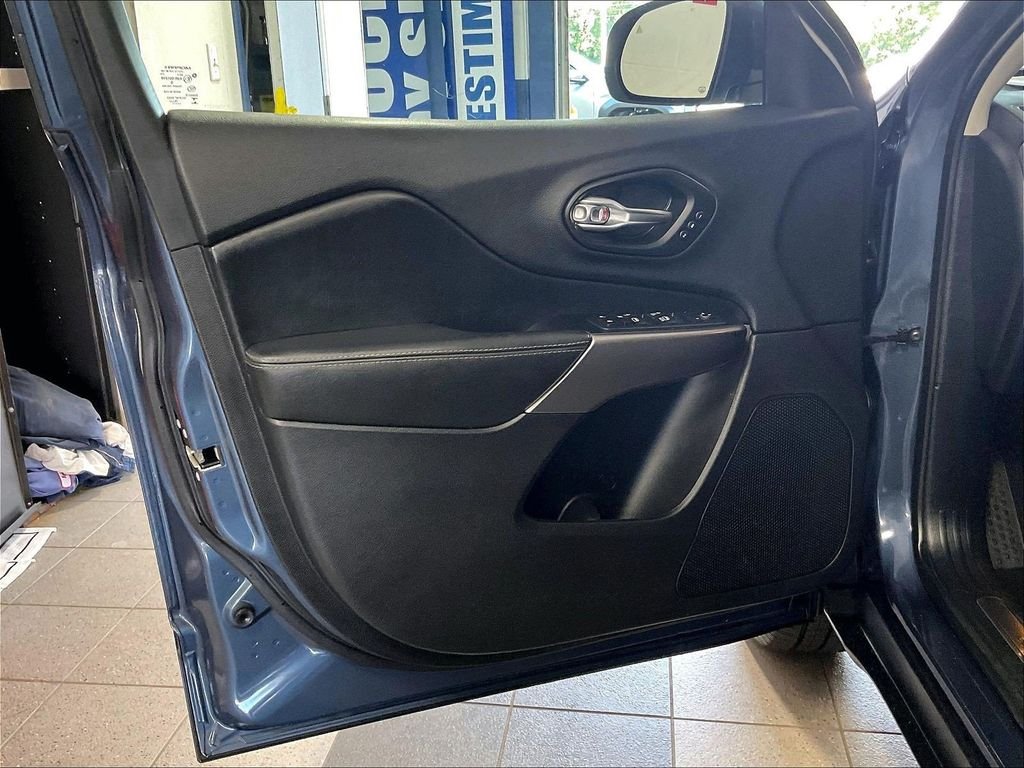Used 2020 Blue Jeep Limited image 9