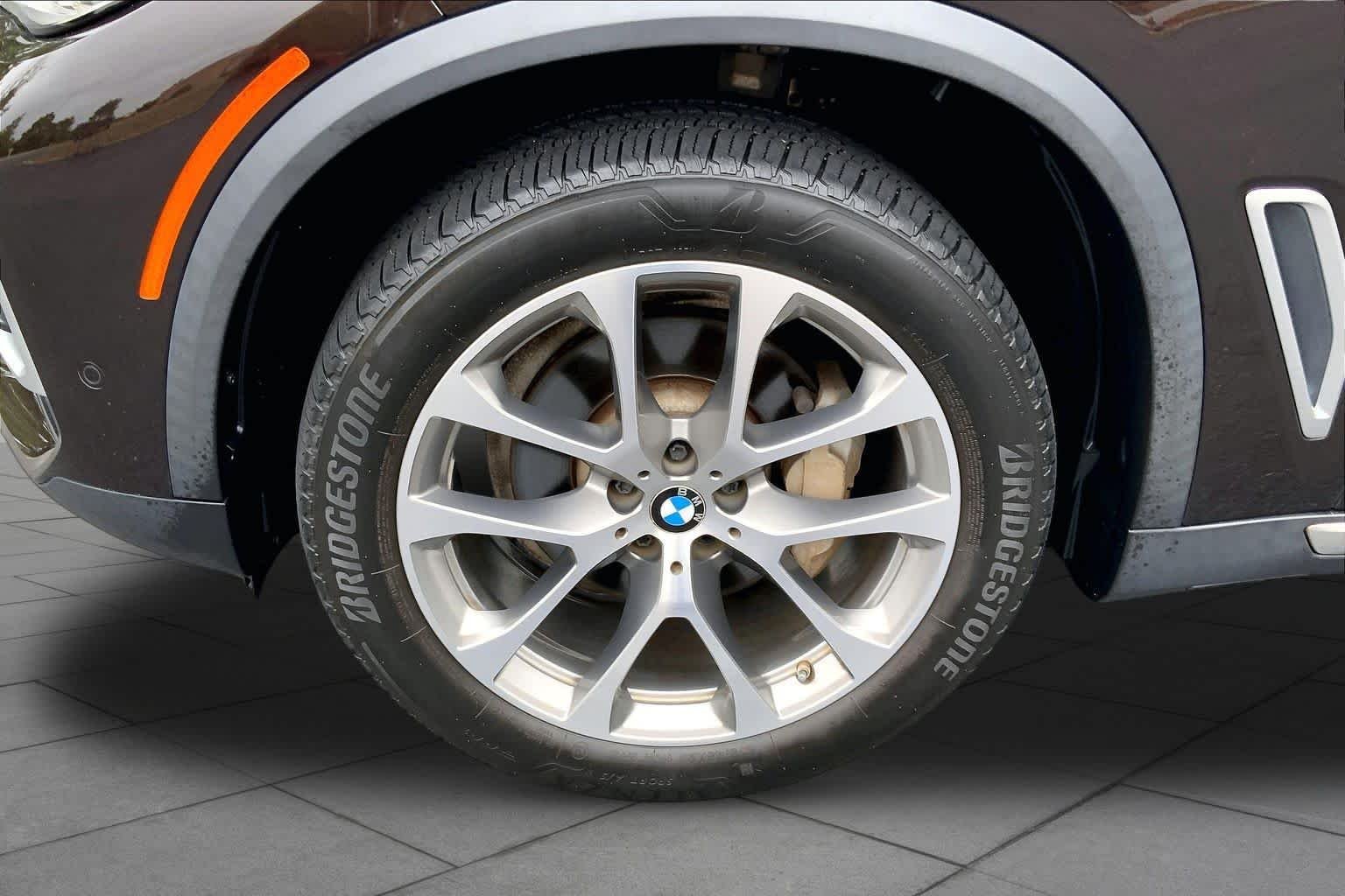 Used 2022 Sparkling Brown Metallic BMW xDrive40i image 10