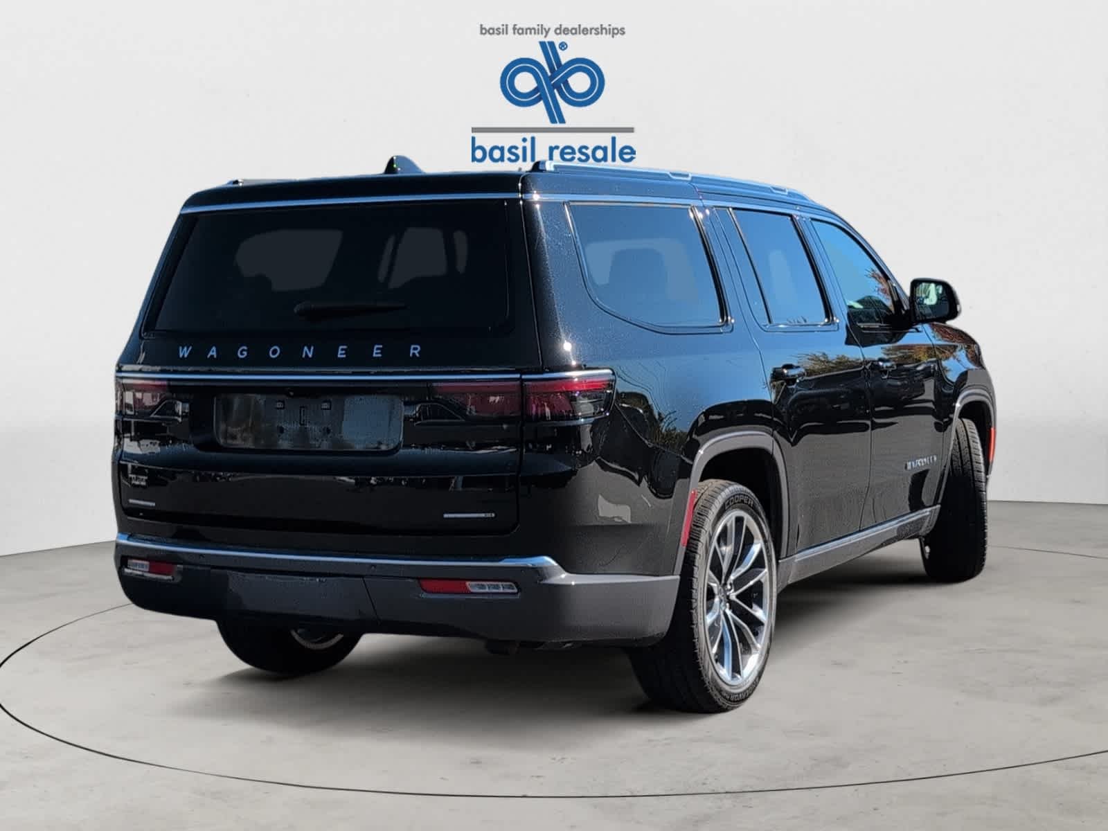 Used 2022 Diamond Black Crystal Pearlcoat Jeep Series III image 7