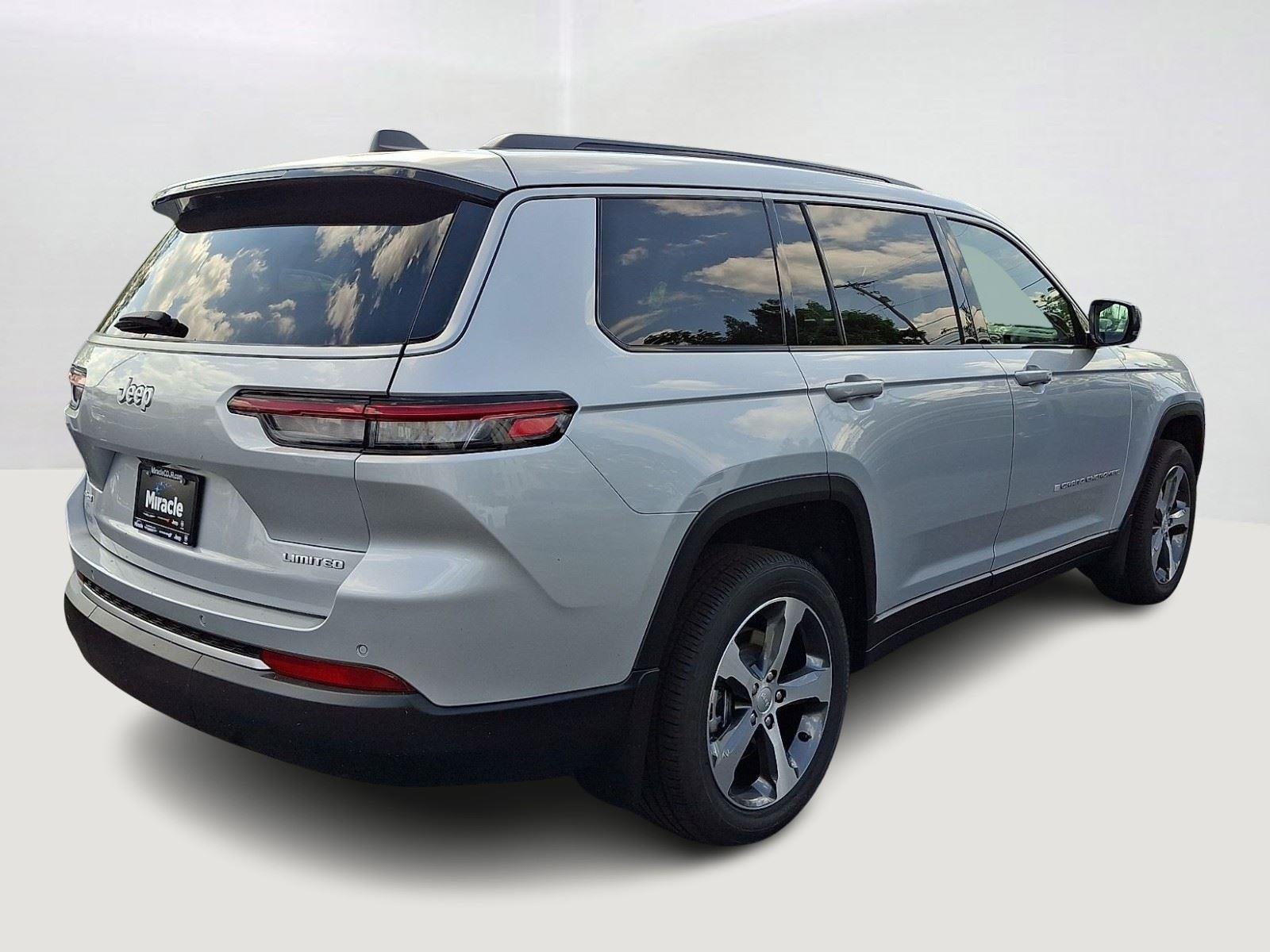 New 2026 Silver Zynith Exterior Paint Jeep Limited image 3