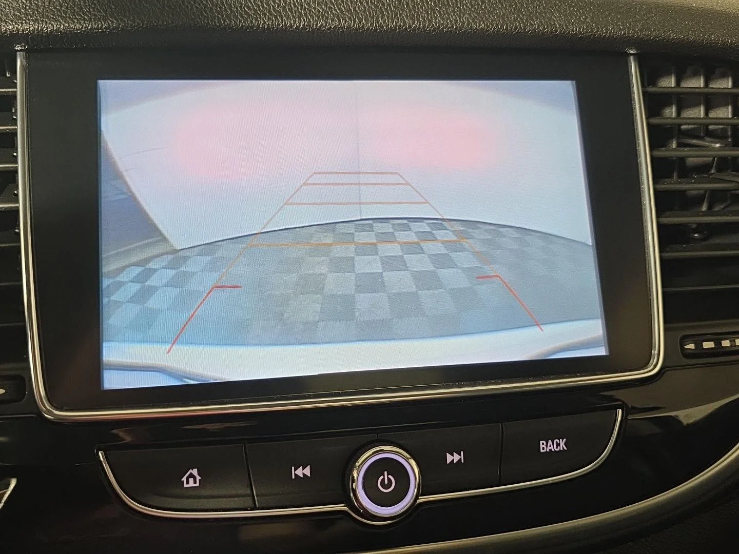 Used 2019 White Frost Tricoat Buick Essence image 4