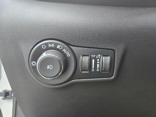New 2026 Bright White Clear-Coat Exterior Paint Jeep Latitude image 23