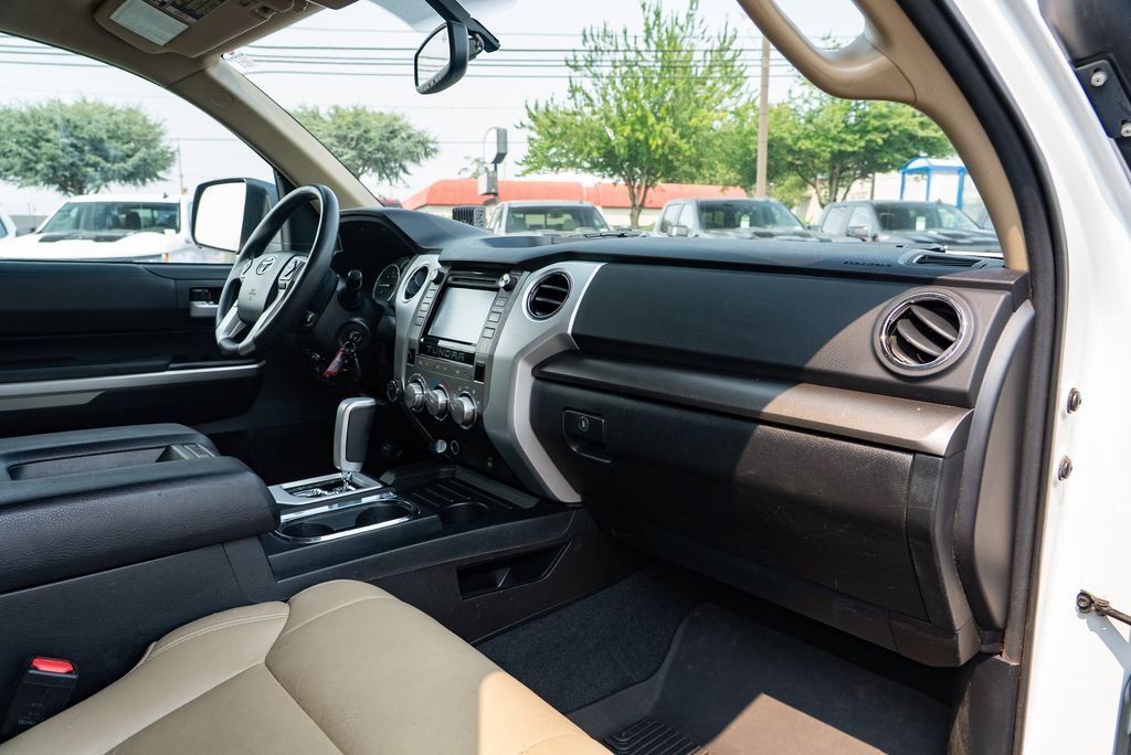 Used 2014 Super White Toyota SR5 image 33