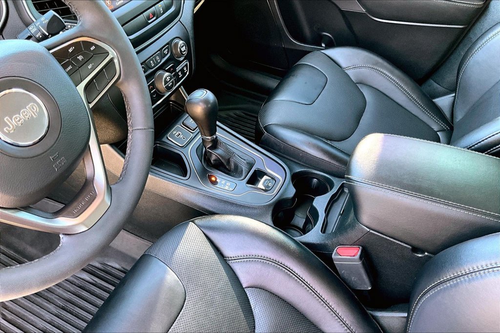 Used 2022 Black Jeep Latitude Lux image 12