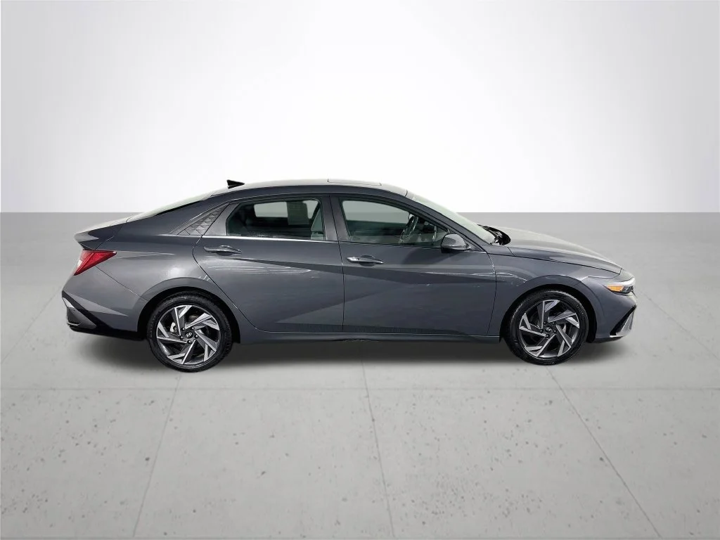 Used 2025 Gray Hyundai SEL Convenience image 5