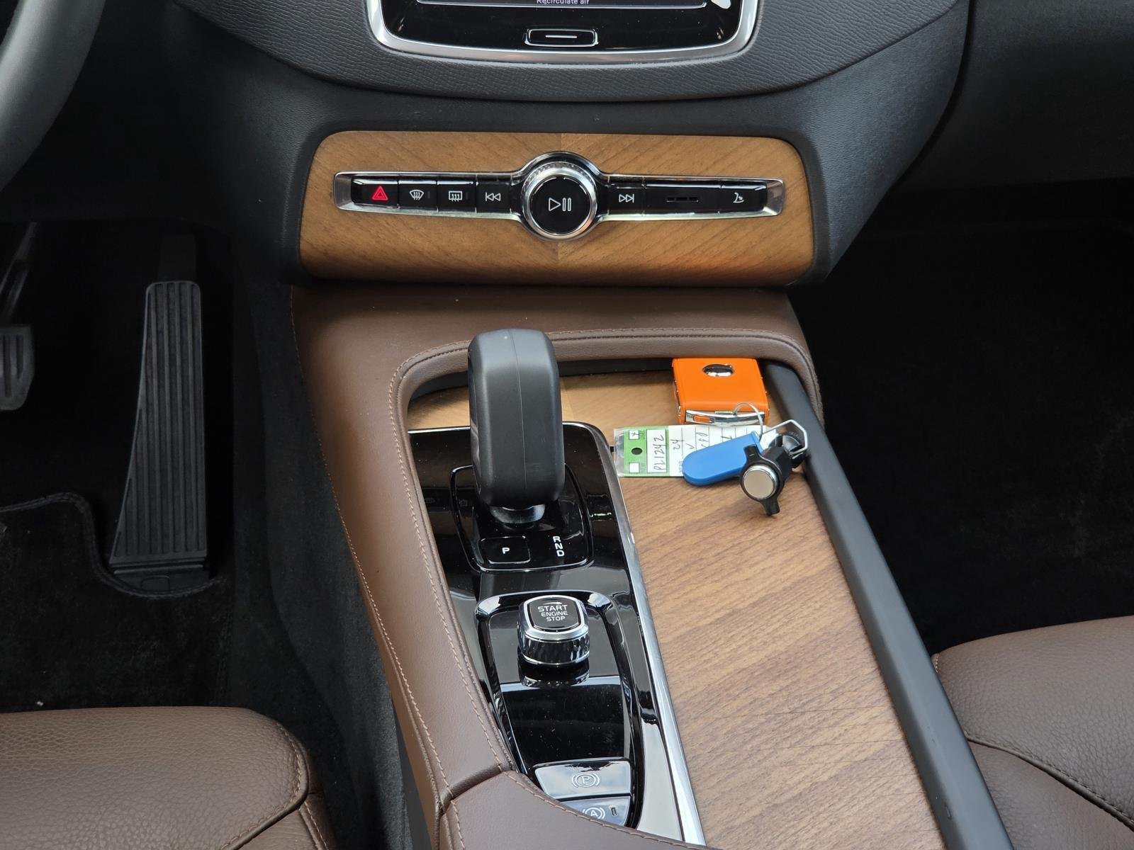 Used 2024 Onyx Black Metallic Volvo Plus Bright Theme image 17