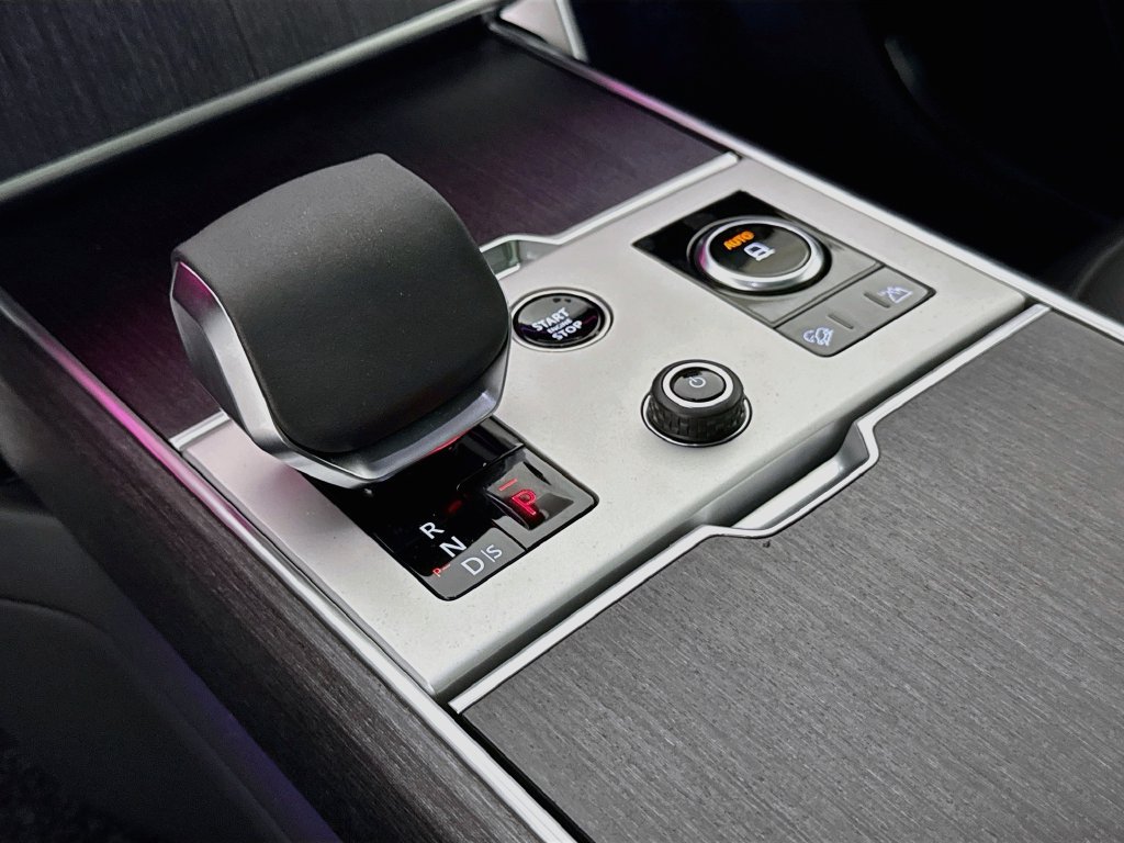 New 2027 Santorini Black Land Rover SE image 17
