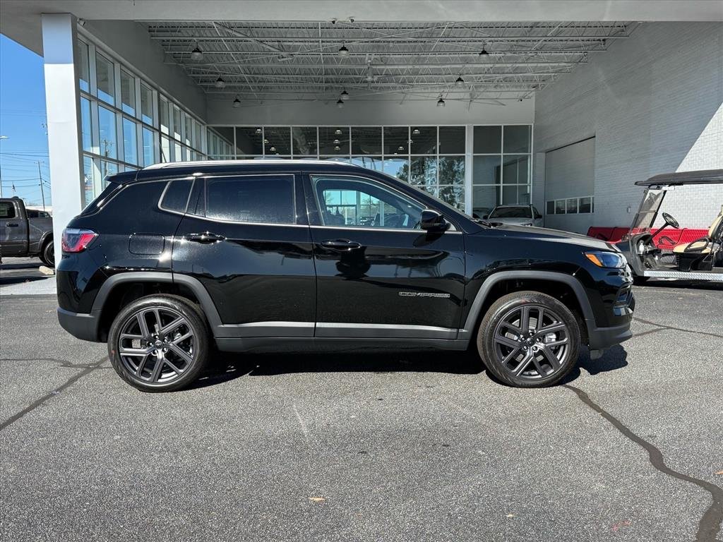 New 2026 Diamond Black Crystal Pearl-Coat Exterior Paint Jeep Limited Altitude image 2