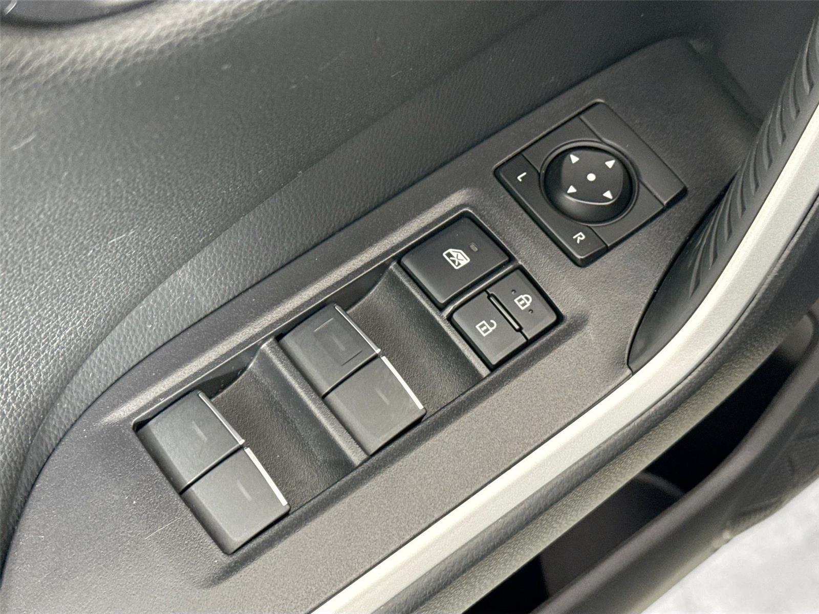 2025 Toyota RAV4 XSE - Photo 31