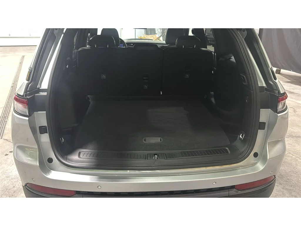 New 2026 Silver Zynith Exterior Paint Jeep Laredo Altitude image 7