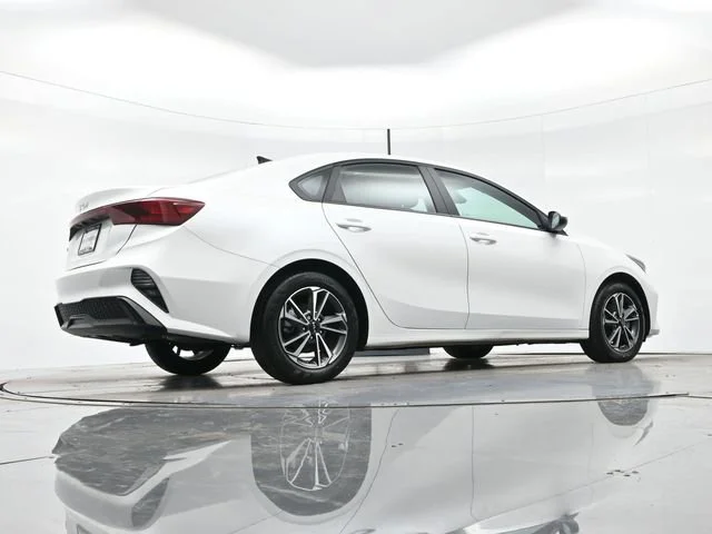 Used 2022 Snow White Pearl Kia LXS image 26