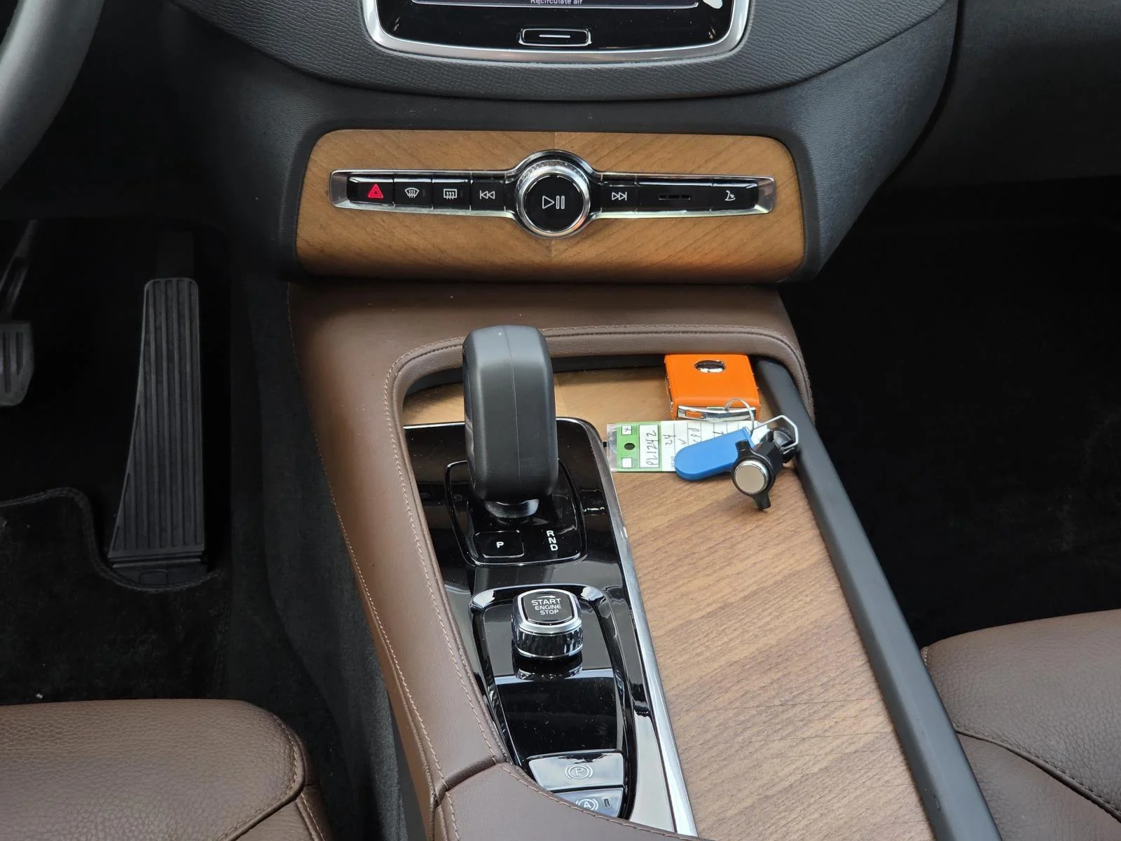 Certified Used 2024 Onyx Black Metallic Volvo Plus Bright Theme image 17