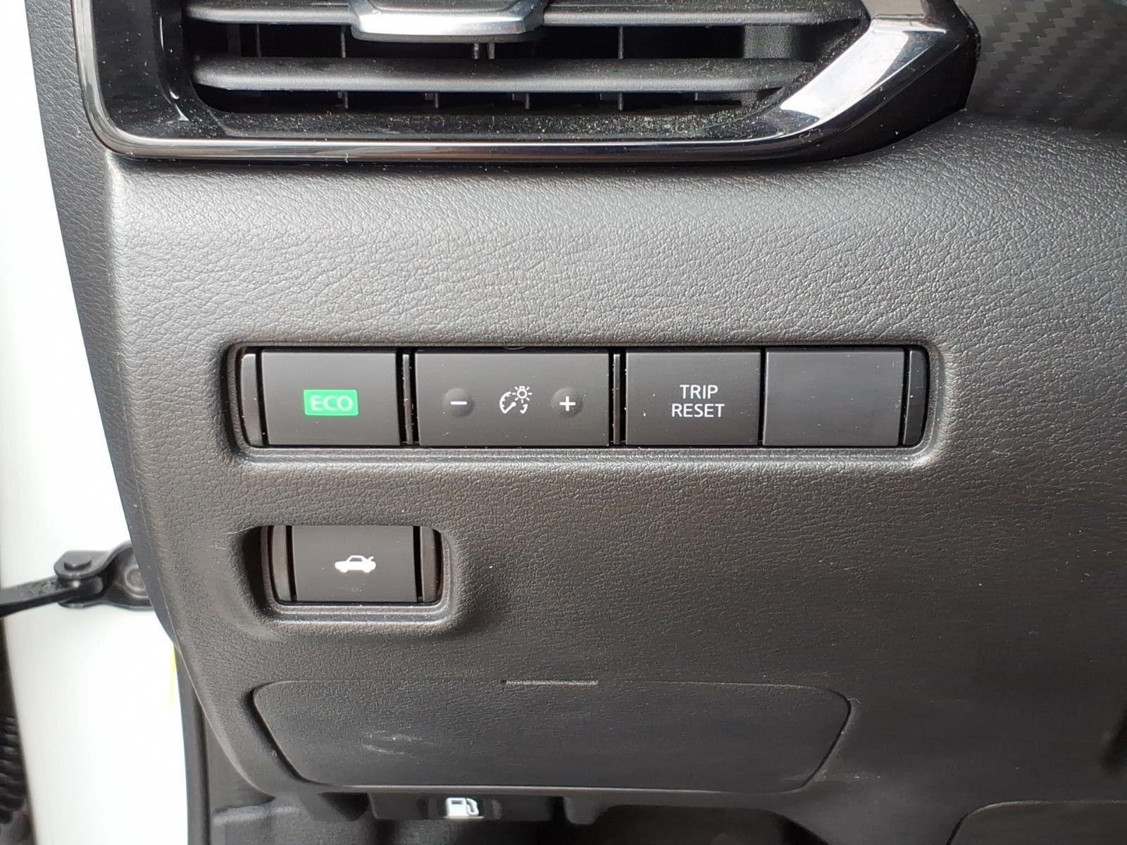 Used 2022 Aspen White TriCoat Pearl Nissan SV image 13