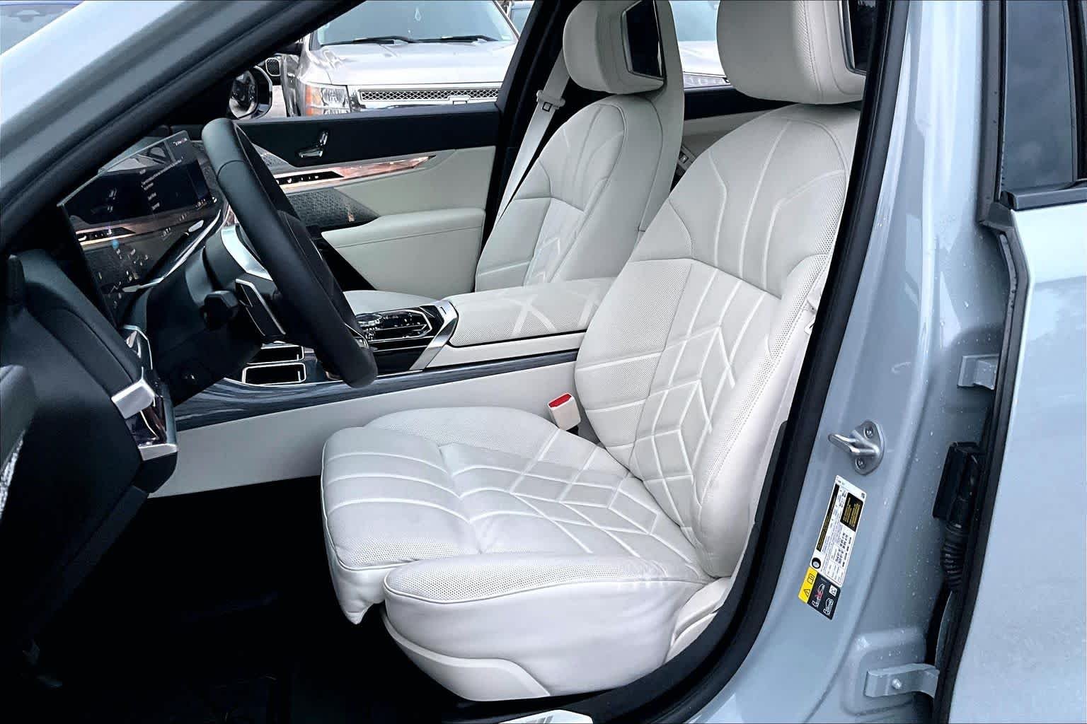 2025 BMW i7 50 - Photo 7