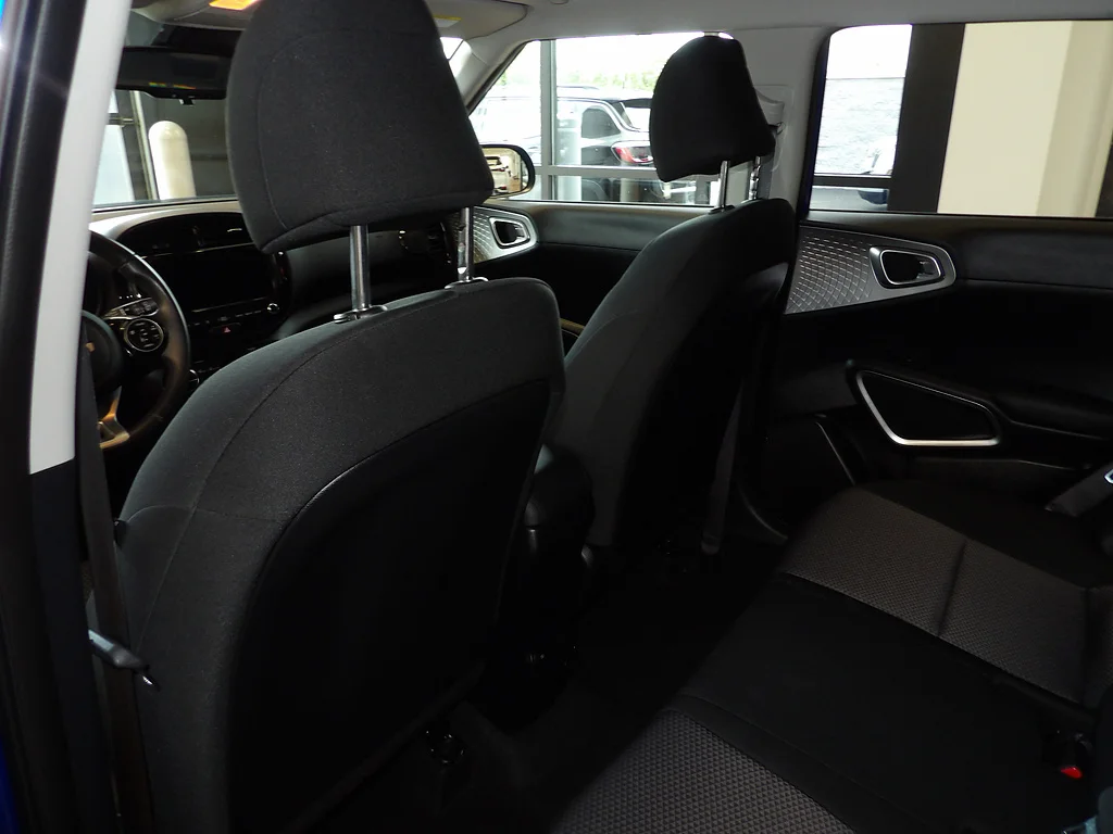 Used 2022 Neptune Blue/Cherry Black Kia X-Line image 21