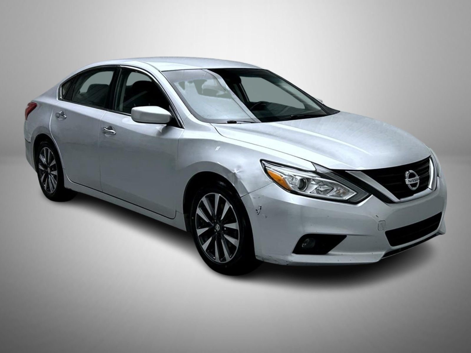 Used 2017 Silver Nissan 2.5 SV image 3