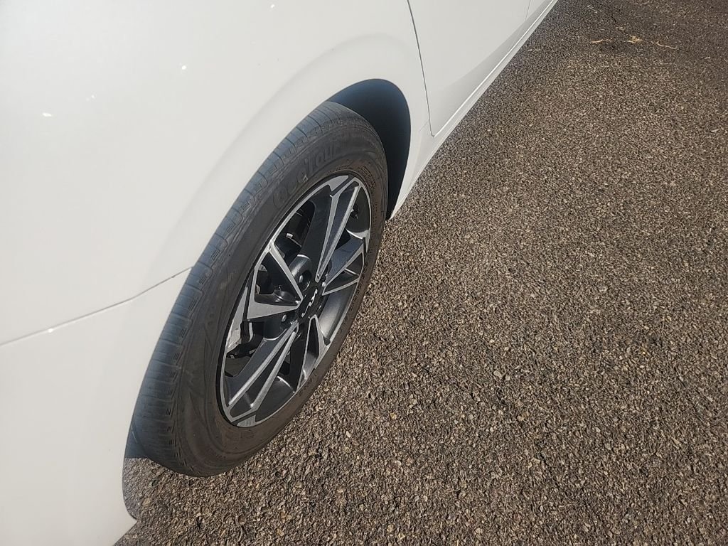Used 2023 White Kia LXS image 15