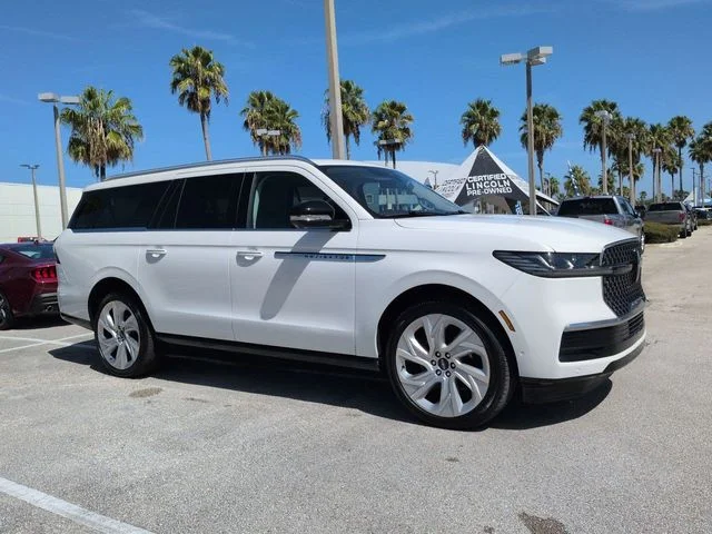 Used 2025 White Lincoln Reserve image 2