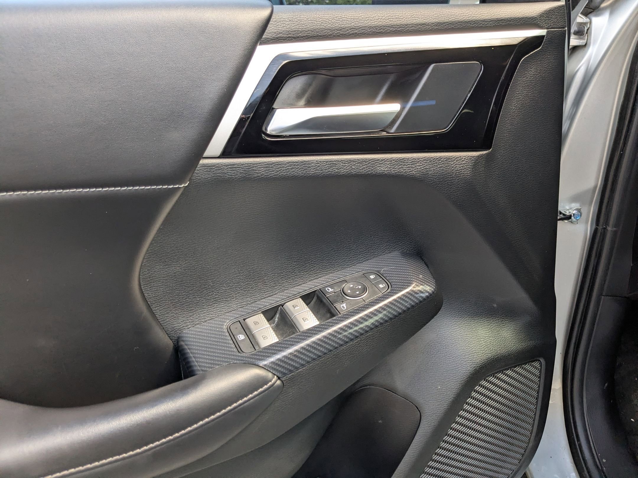 Used 2022 Silver Mitsubishi SE image 11