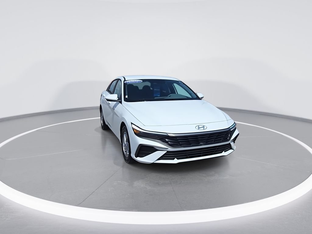 Used 2025 White Hyundai SE image 3