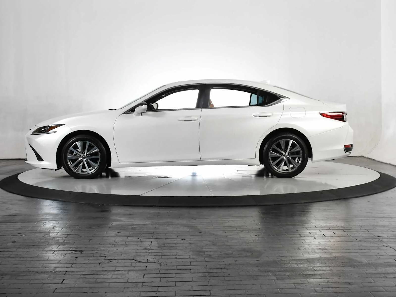 Used 2021 Eminent White Pearl Lexus  image 2