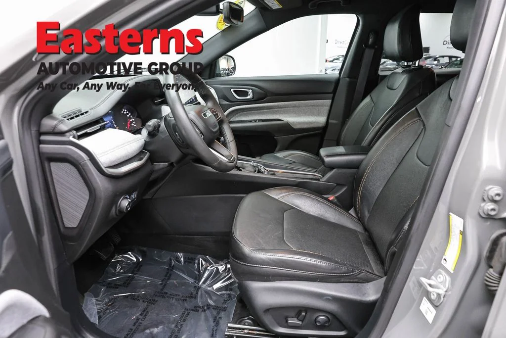 Used 2023 Gray Jeep Latitude Lux image 13