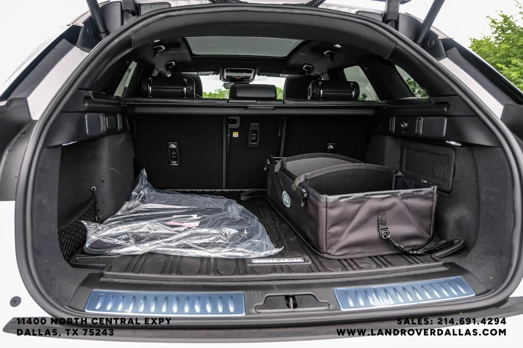 New 2026 Ostuni Pearl Wht Prem Met Land Rover Dynamic SE image 44