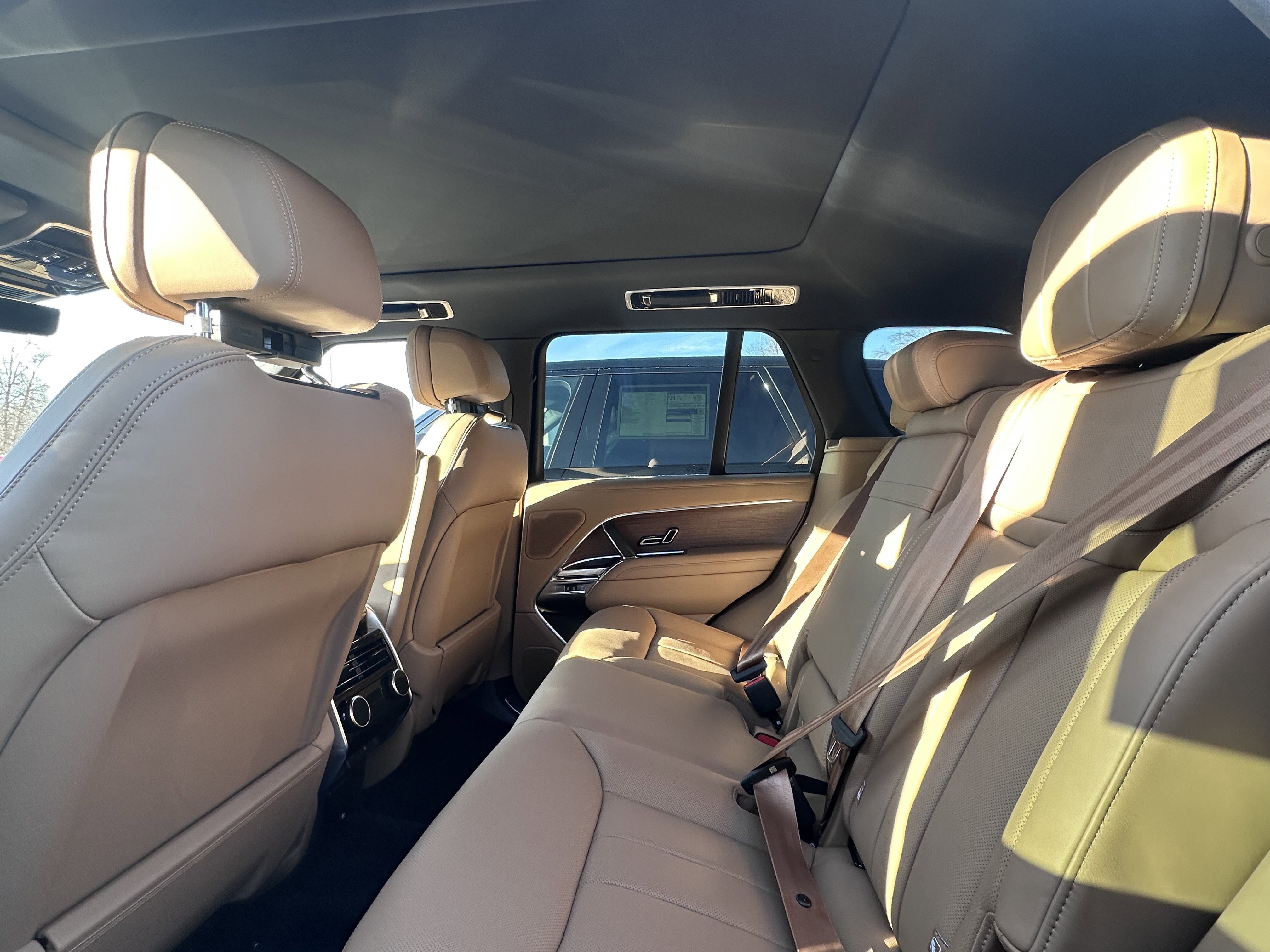 New 2026 Fuji White LAND ROVER SE PHEV image 9