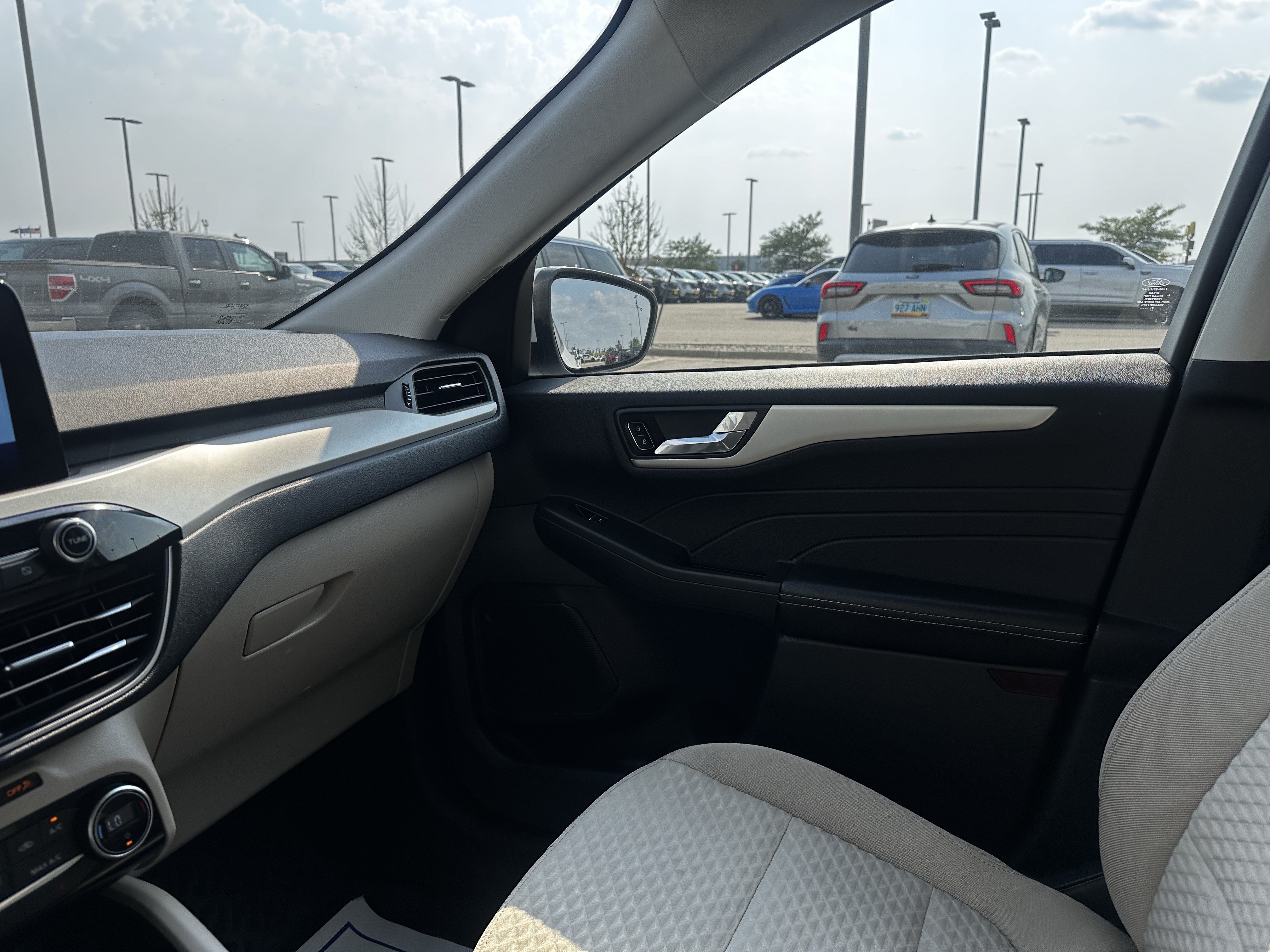 Certified Used 2021 Oxford White Ford SE image 11