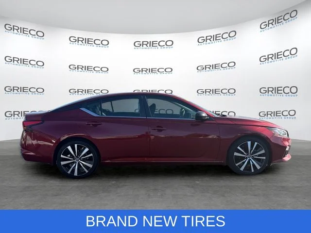 Used 2022 Red Nissan 2.5 SR image 8