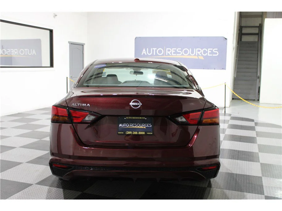 Used 2025 Garnet Pearl Metallic Nissan SV image 5