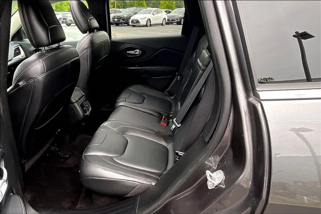 Used 2016 Gray Jeep Limited image 28