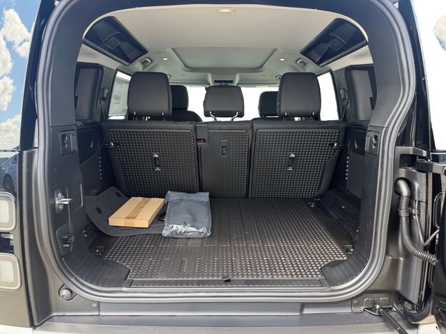 New 2026 Santorini Black Land Rover S image 18