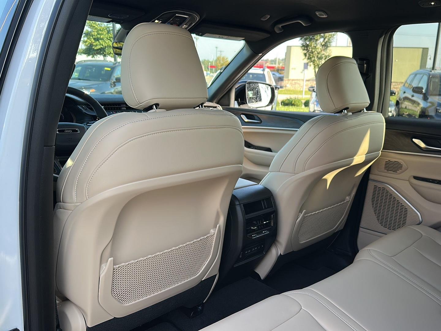 New 2026 Bright White Clear-Coat Exterior Paint Jeep Limited image 31