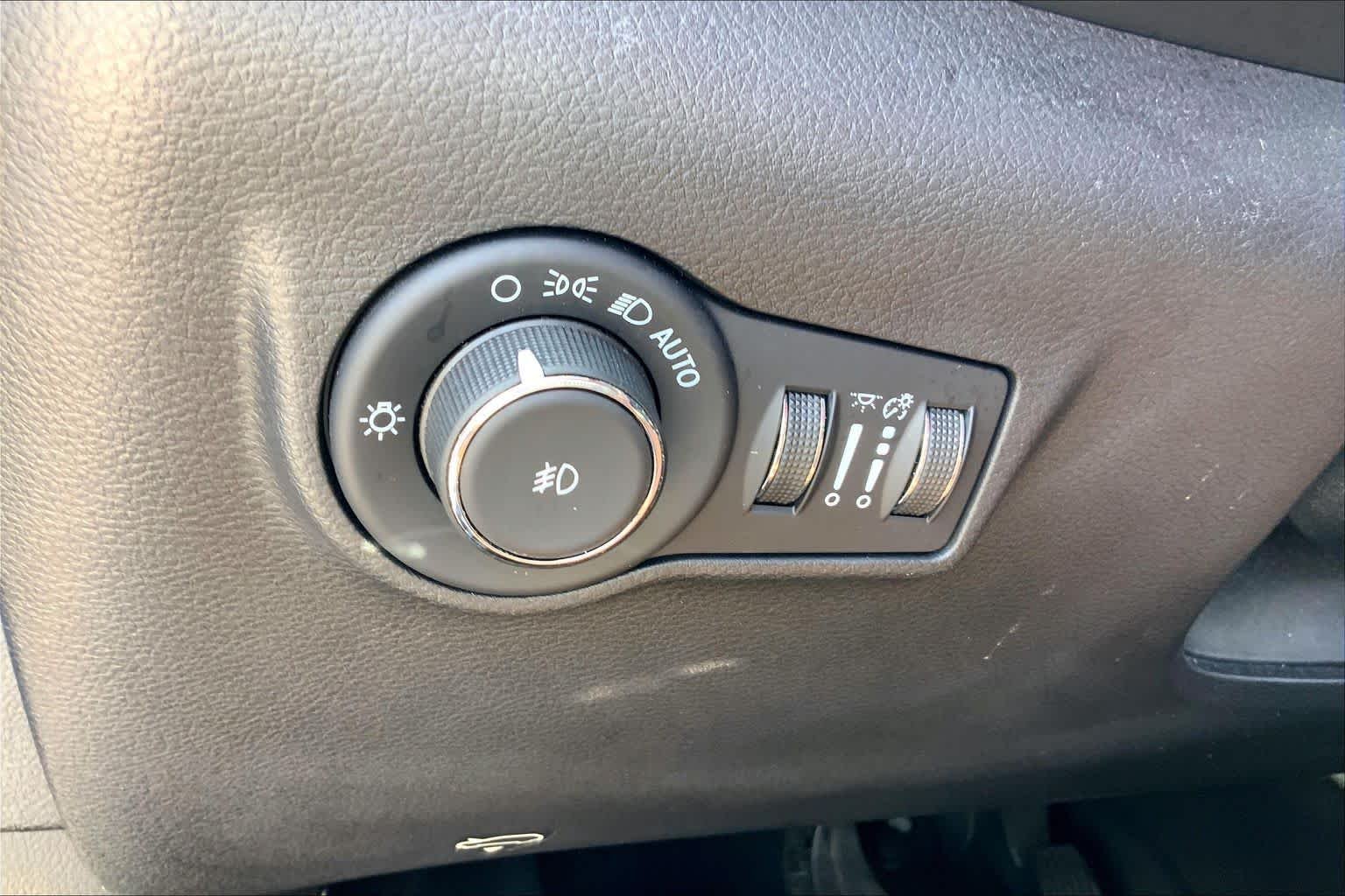 Used 2022 Laser Blue Pearlcoat Jeep Latitude image 33