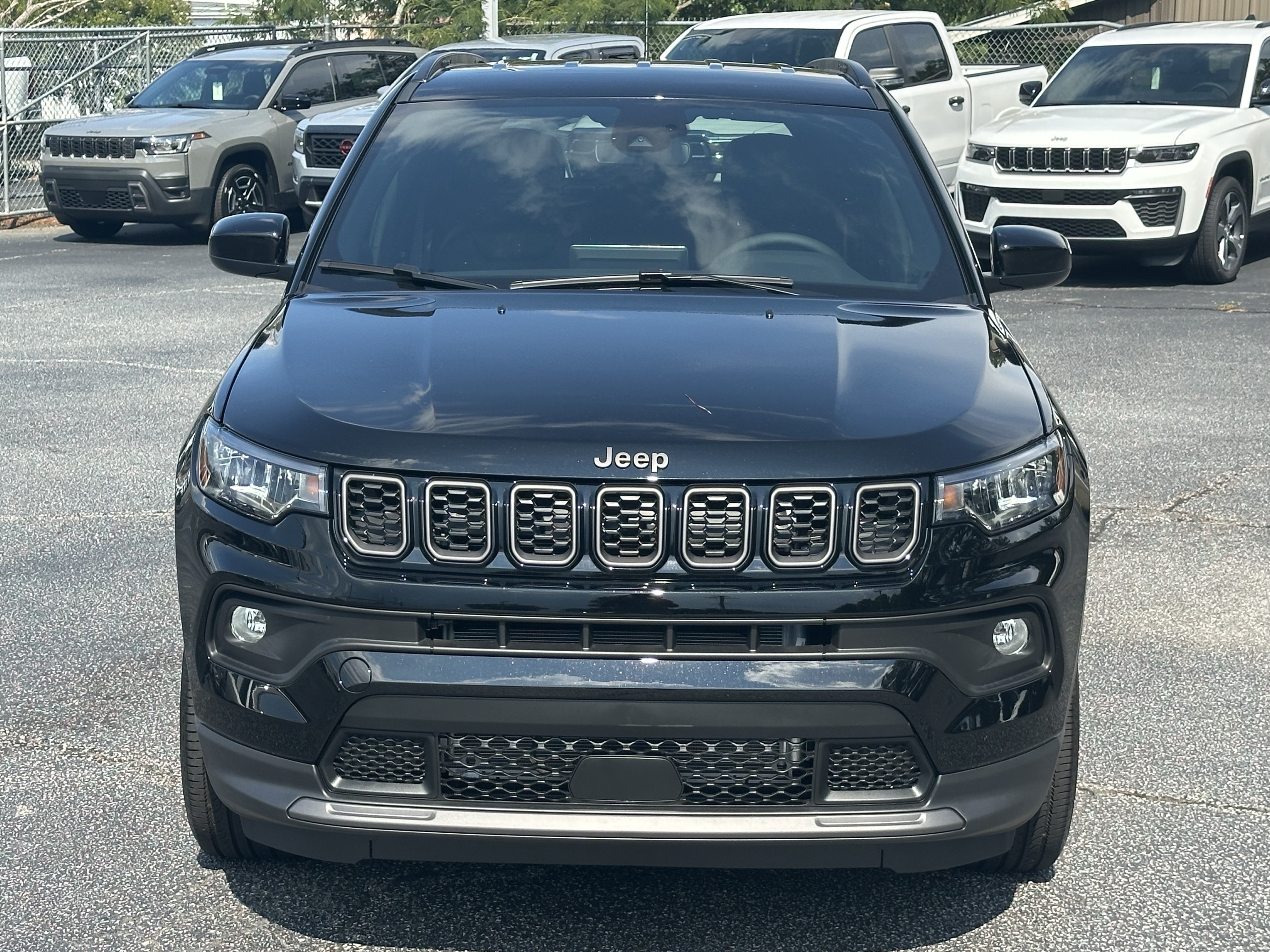 New 2026 Diamond Black Crystal Pearl-Coat Exterior Paint Jeep Latitude Altitude image 2