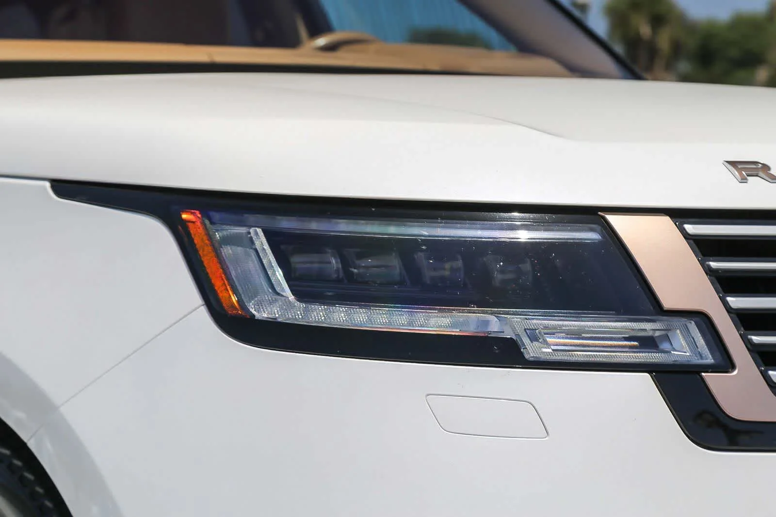 Used 2023 White Land Rover SV image 11