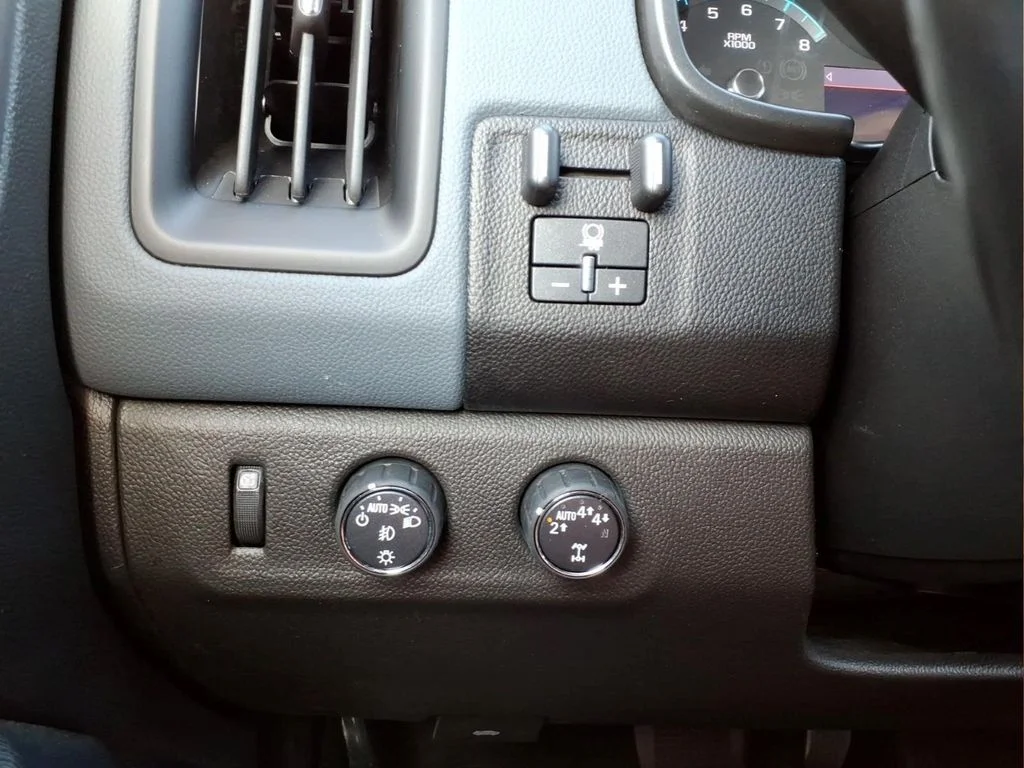 Used 2022 Blue Chevrolet Z71 image 13