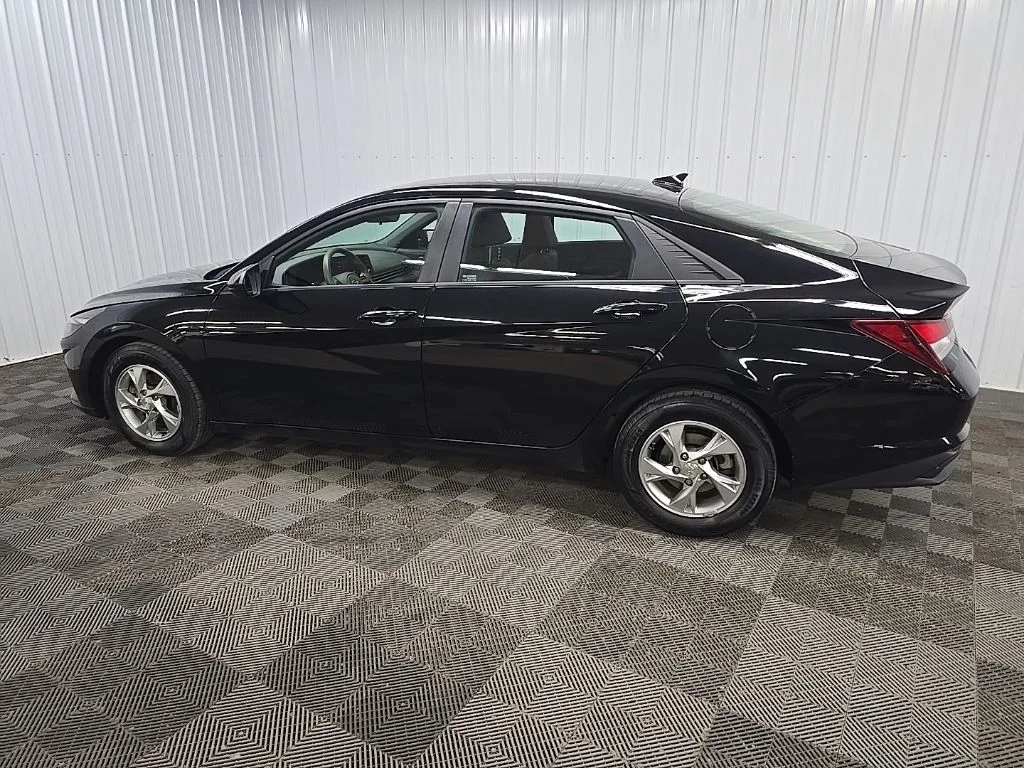 Used 2022 Black Hyundai SE image 4
