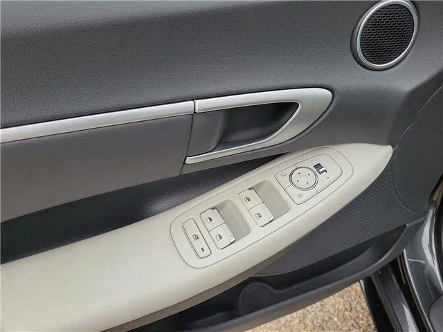 Used 2025 Gray Hyundai SEL Front-Wheel Drive image 11