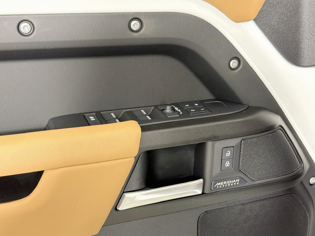New 2026 Fuji White Land Rover V8 image 18