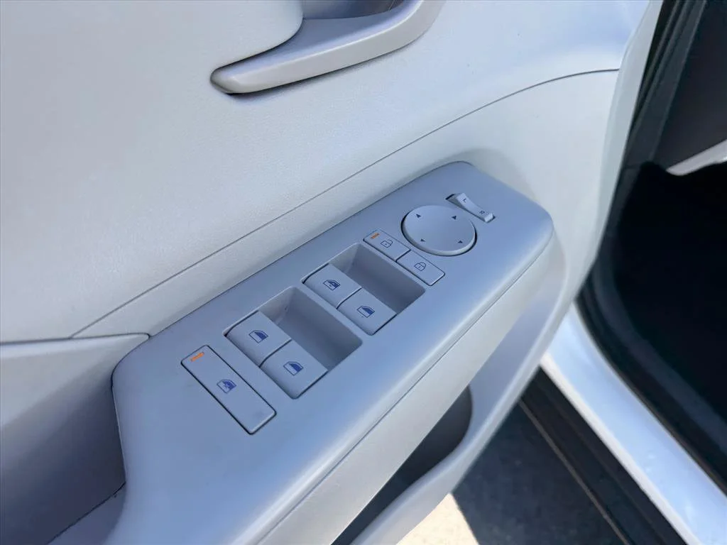Used 2025 White Hyundai SEL image 17