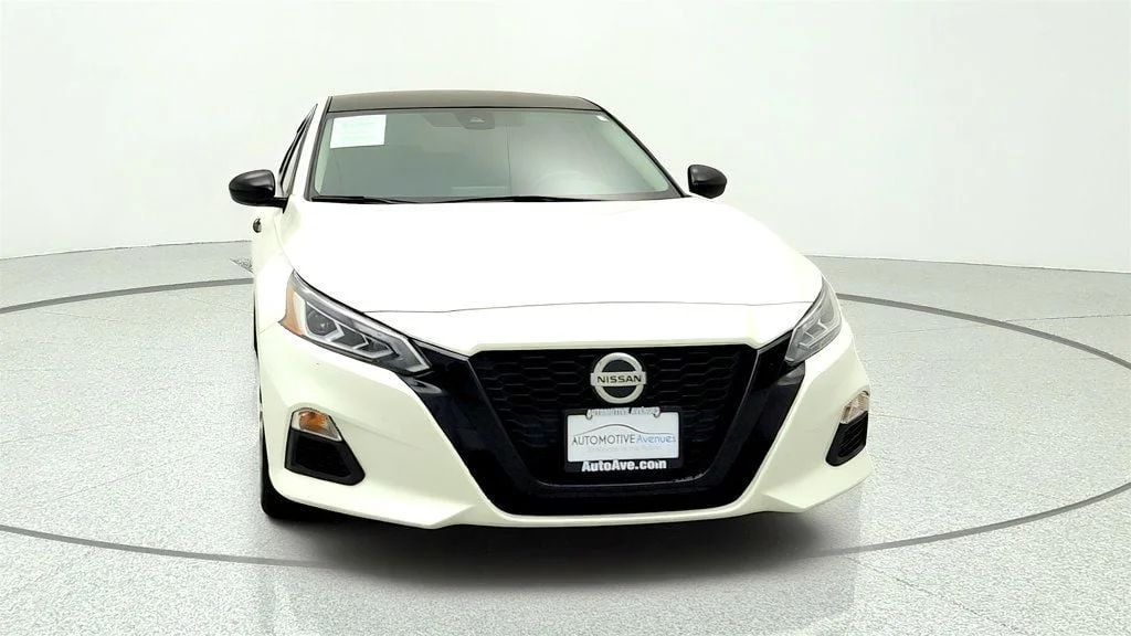 Used 2022 Pearl White Tricoat Nissan 2.5 SR Sedan image 2