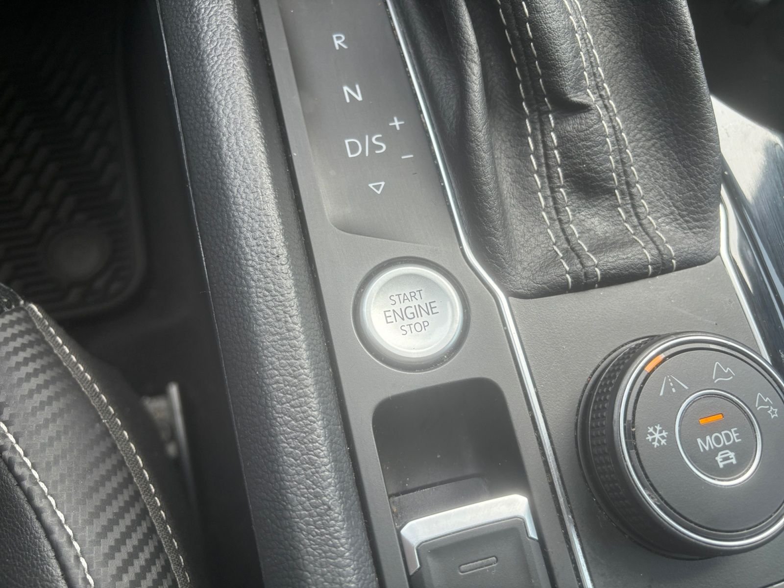 Used 2022 Black Volkswagen 2.0T SE w/Technology image 27