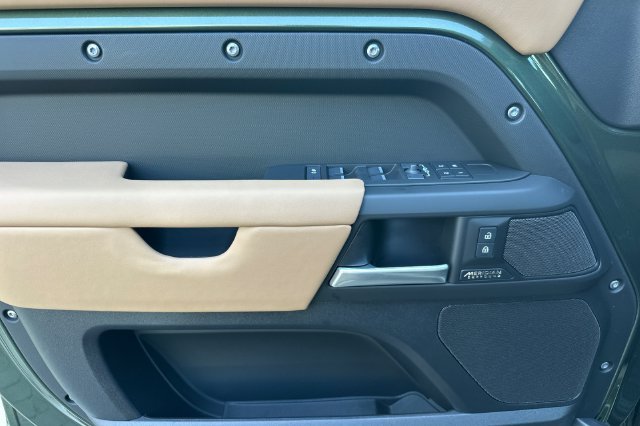 New 2026 Woolstone Green Land Rover X-Dynamic SE image 10